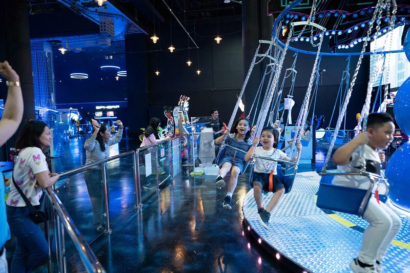 u4Eo5vhn-Flying-Chairs-1